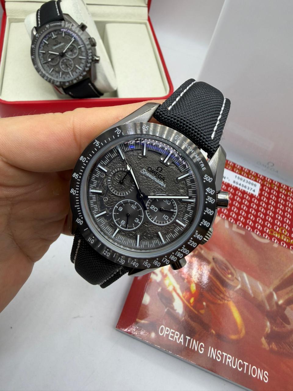 Relógio Omega Speedmaster com mostrador escuro e três submostradores; pulseira preta
