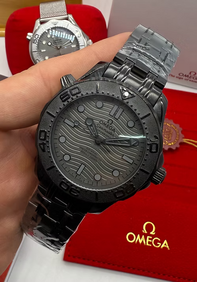 Relógio Omega com mostrador preto e bracelete metálico escuro, vista lateral na mão