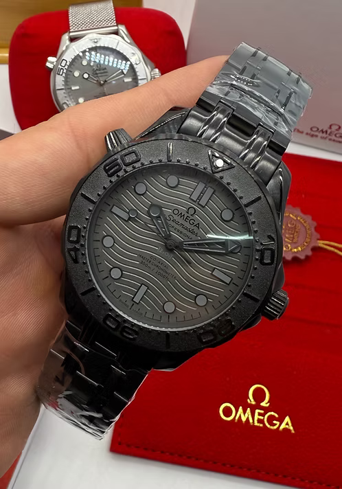 Relógio Omega com mostrador preto e bracelete metálico escuro, vista lateral na mão