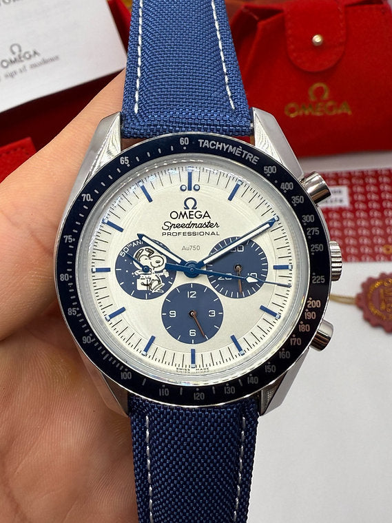 Relógio Omega Speedmaster automático com mostrador branco e bracelete de tecido azul