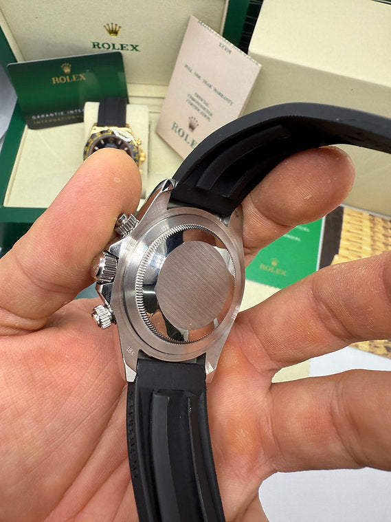 Relógio Rolex Daytona Oysterflex com fundo prateado e alça de borracha preta