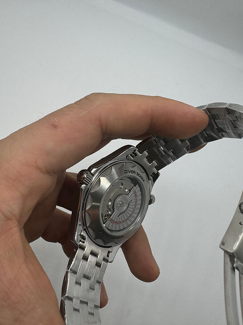 Parte traseira do relógio Omega Seamaster em caixa de aço com tampa