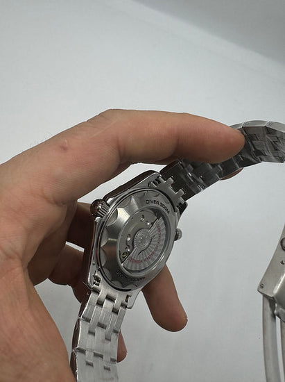 Parte traseira do relógio Omega Seamaster em caixa de aço com tampa