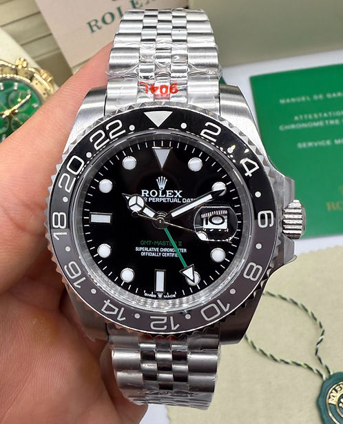 Relógio Rolex automático com mostrador preto e pulseira de aço, visto de frente em mão