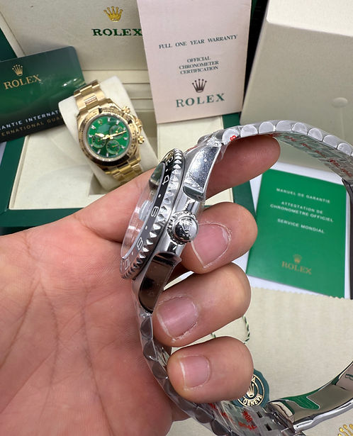 Relógio Rolex automático em ângulo, coroa e mostrador visíveis, pulseira de aço