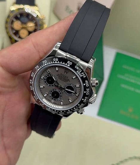 Relógio automático com mostrador prata e pulseira preta de borracha, vista lateral