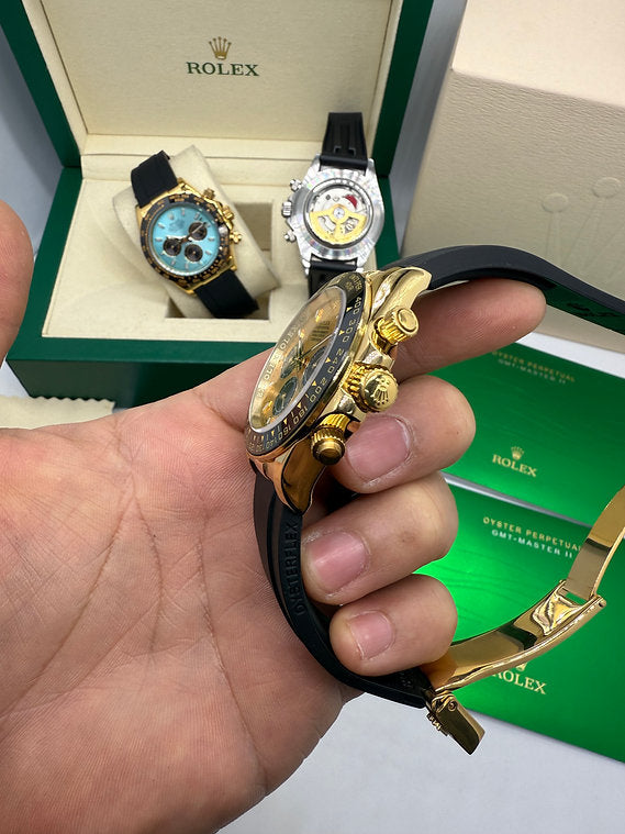 Relógio Daytona automático com caixa dourada e pulseira azul escura, visão lateral