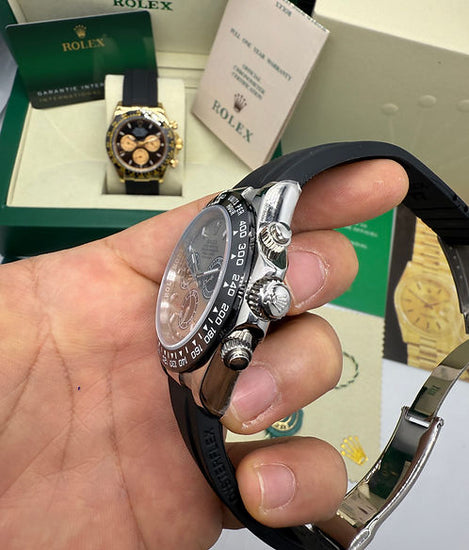 Relógio automático com caixa em aço e pulseira de borracha preta, vista lateral