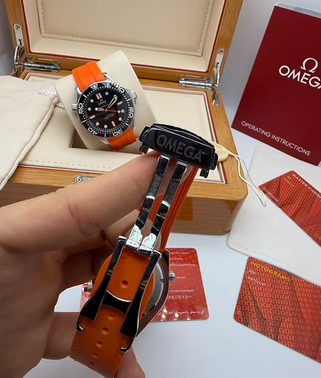 Pulseira de couro laranja com fivela do relógio Omega em caixa de aço