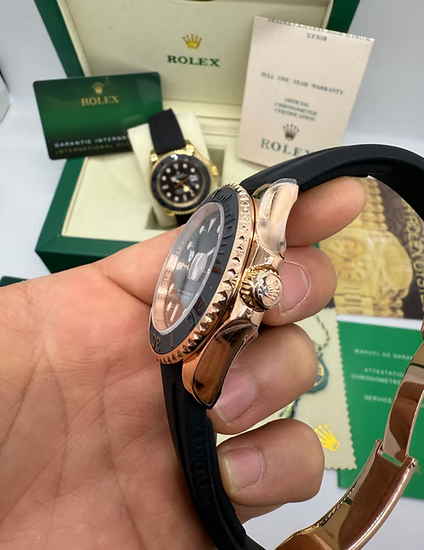 Relógio Rolex com caixa ouro rosé e pulseira preta, coroa lateral visível