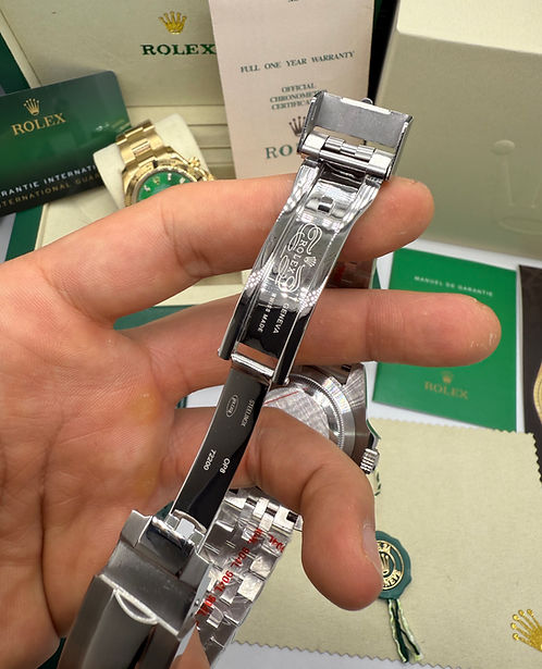 Relógio Rolex automático com coroa e fecho da pulseira de aço, vista lateral