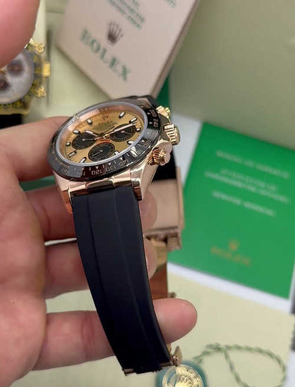 Relógio Rolex Daytona com caixa em ouro rosé e pulseira de borracha preta