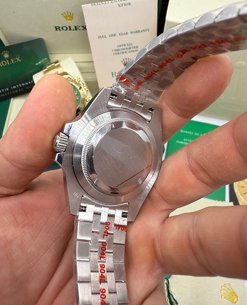 Relógio Rolex automático com fundo da caixa e pulseira de aço, vista traseira