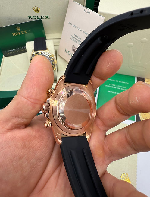 Relógio Rolex com tampa traseira visível e pulseira preta de borracha