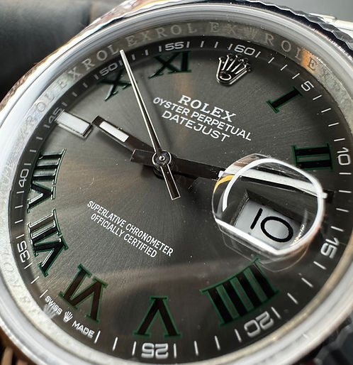 Relógio Rolex Datejust 41mm em close: mostrador escuro com lupa na data e ponteiros