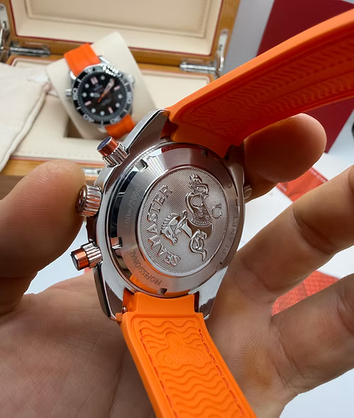 Fundo do relógio Omega em aço com gravação e pulseira de couro laranja