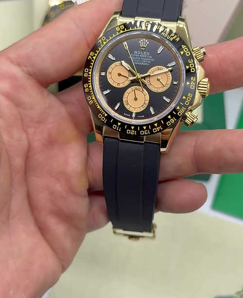Relógio Daytona com mostrador escuro e totalizadores claros, pulseira de borracha azul.