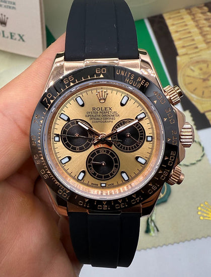 Relógio Rolex Daytona com mostrador claro, três submostradores e pulseira preta