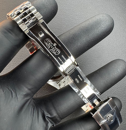 Relógio Rolex Datejust 41mm mostrando pulseira de aço e parte traseira da caixa