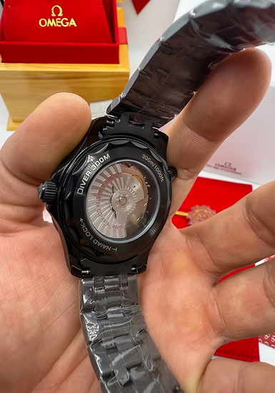 Relógio Omega com fundo preto e inscrições, bracelete metálico escuro