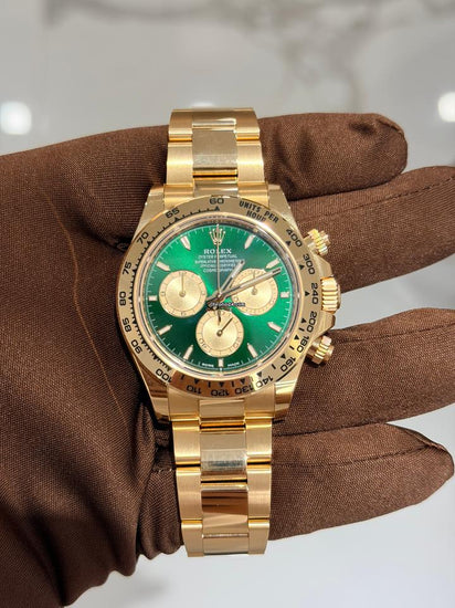 Relógio automático com mostrador verde e pulseira dourada, vista frontal