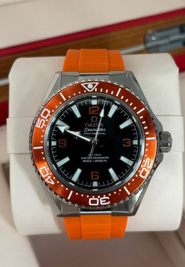 Relógio Omega Seamaster Planet Ocean automático, mostrador preto e moldura laranja