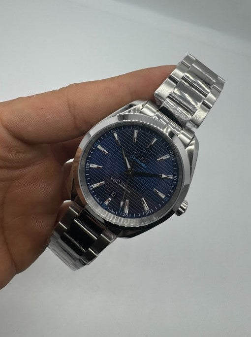 Relógio de pulso com mostrador azul, pulseira de aço e ponteiros prateados