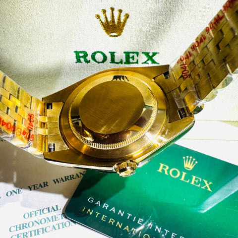 Caixa do relógio Rolex Datejust dourada com coroa e pulseira metálica