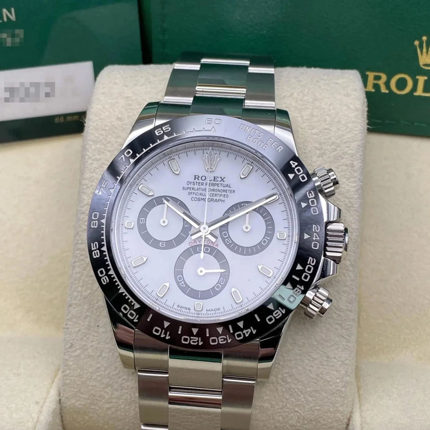 Relógio Rolex automático com moldura preta e mostrador branco com submostradores cinza e pretos