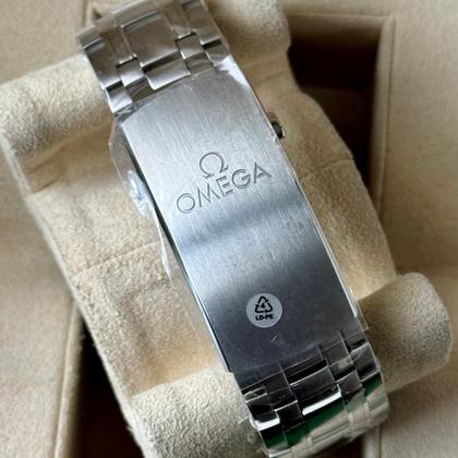 Bracelete metálico prateado do relógio Omega com gravação e presilha