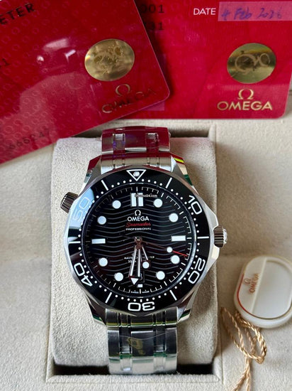 Relógio Omega Seamaster com mostrador preto e pulseira metálica em estojo