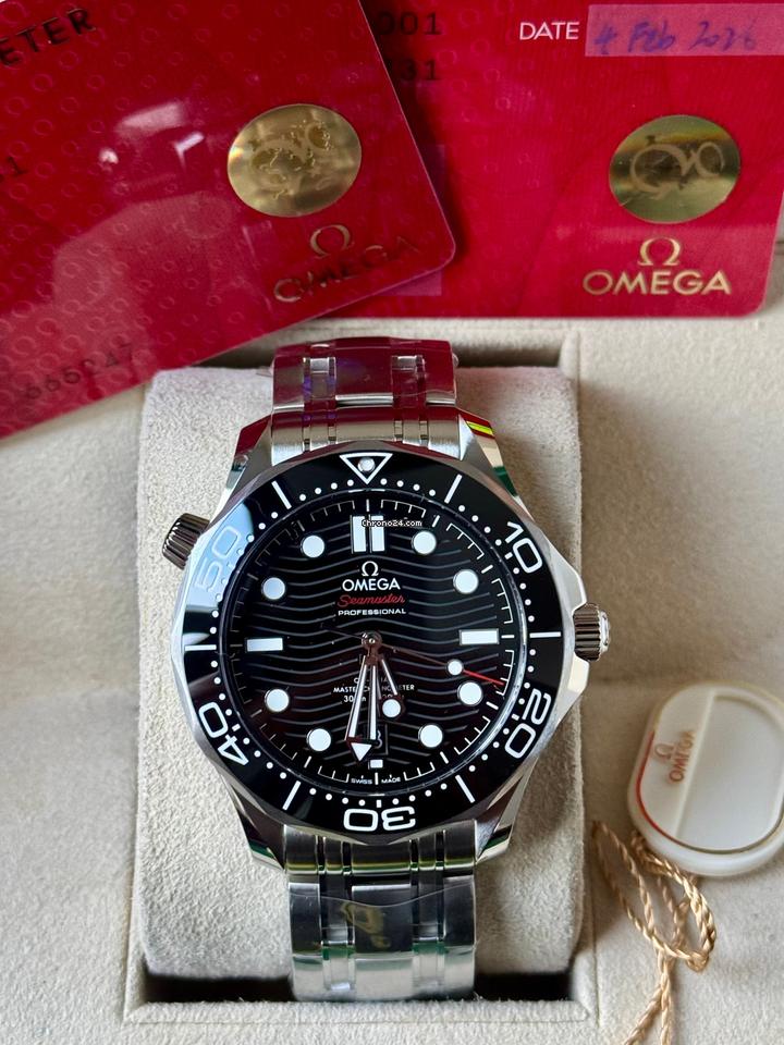 Relógio Omega Seamaster com mostrador preto e pulseira metálica em estojo