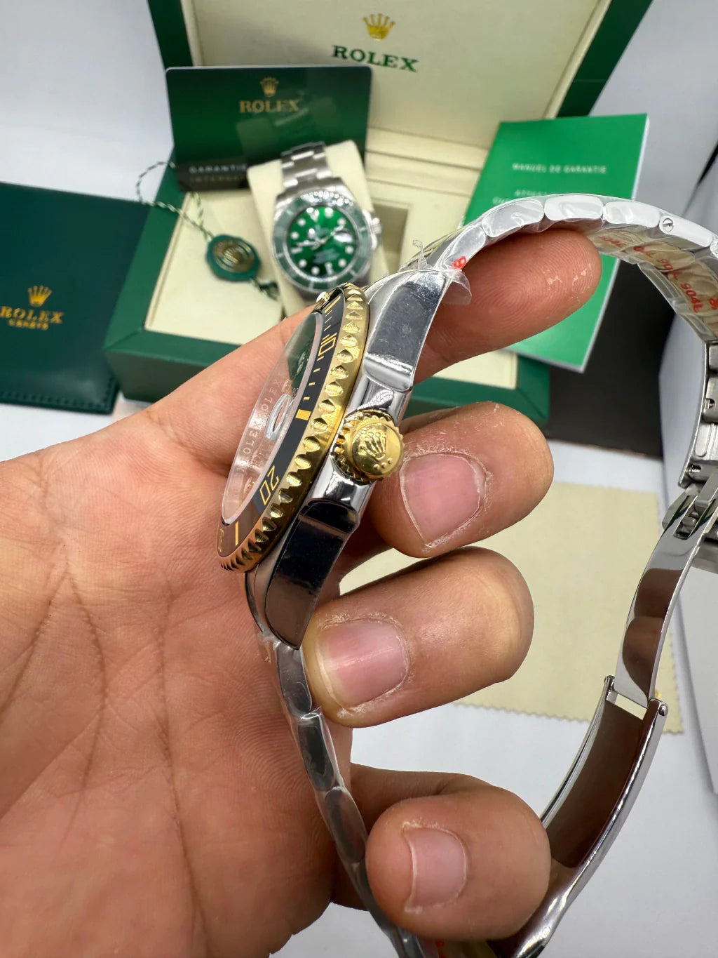 Relógio Rolex Submariner com lateral da caixa, coroa em ouro e aço