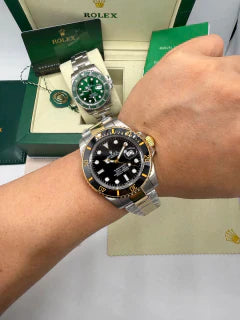 Relógio Rolex Submariner com pulseira aço e ouro e mostrador preto