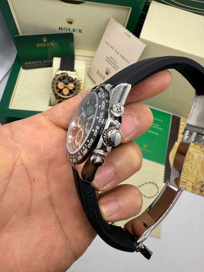 Relógio Rolex Daytona Oysterflex com caixa prateada e pulseira de borracha preta