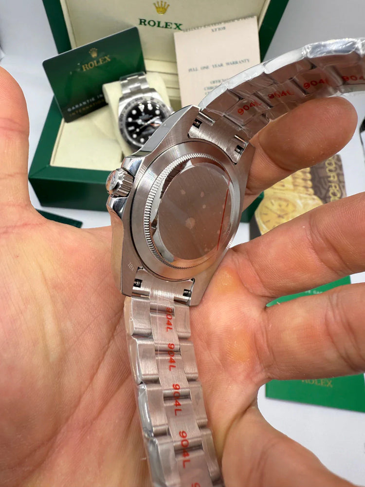 Relógio Explorer II automático de aço com fundo e pulseira metálica, vista traseira