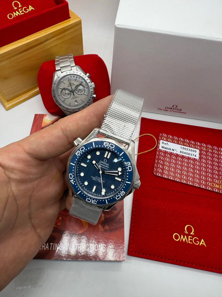 Relógio Omega Seamaster azul, bracelete metálico e mostrador com escala de mergulho