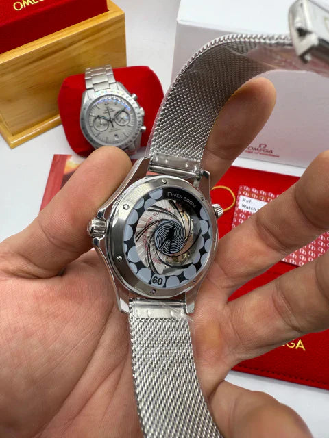 Relógio Omega Seamaster com mostrador traseiro gravado e pulseira metálica