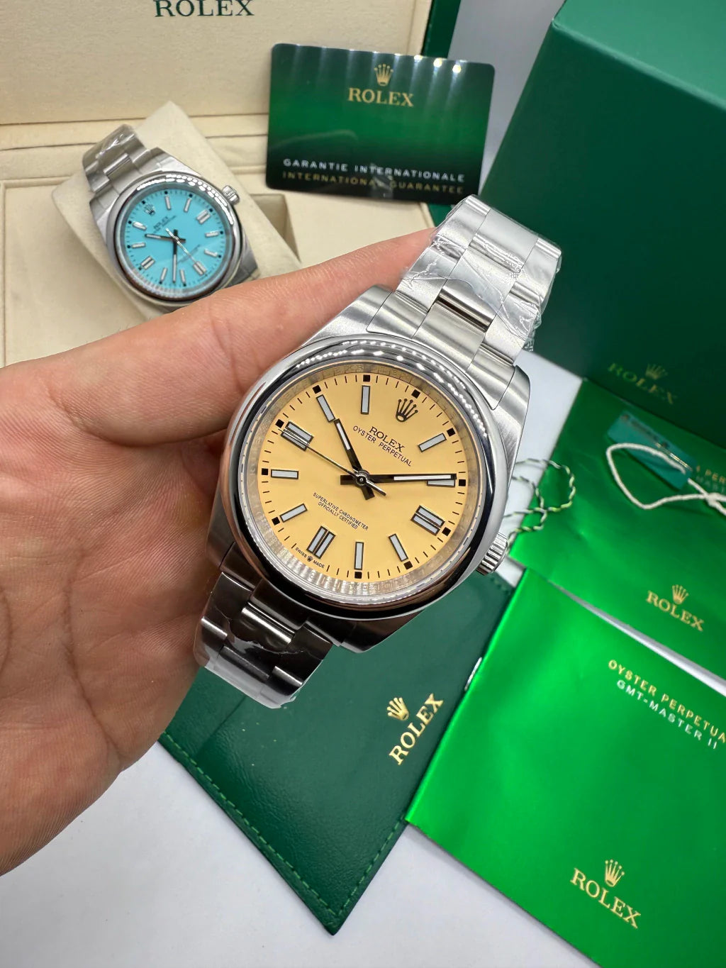 Relógio Rolex com pulseira de aço e mostrador amarelo no pulso
