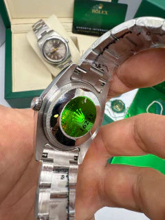 Relógio Rolex com pulseira de aço e mostrador amarelo, close na luneta