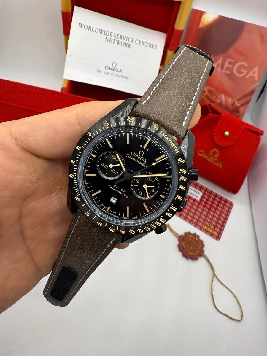 Relógio Omega Speedmaster no pulso, mostrador preto e pulseira marrom de couro