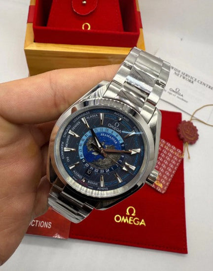 Relógio Omega Seamaster com pulseira de aço e mostrador azul, na mão