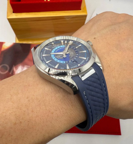 Relógio Omega com pulseira azul de borracha e detalhes do mostrador azul