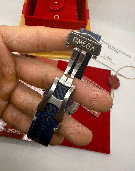 Relógio Omega com fivela metálica e pulseira azul de borracha
