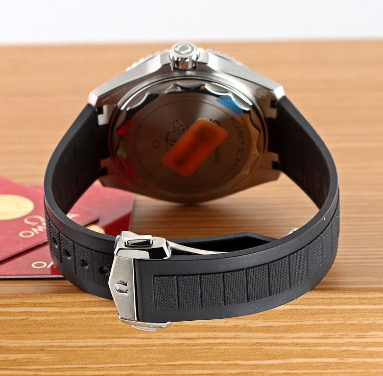 Relógio Omega com pulseira de borracha preta e fecho metálico, fundo do relógio visível