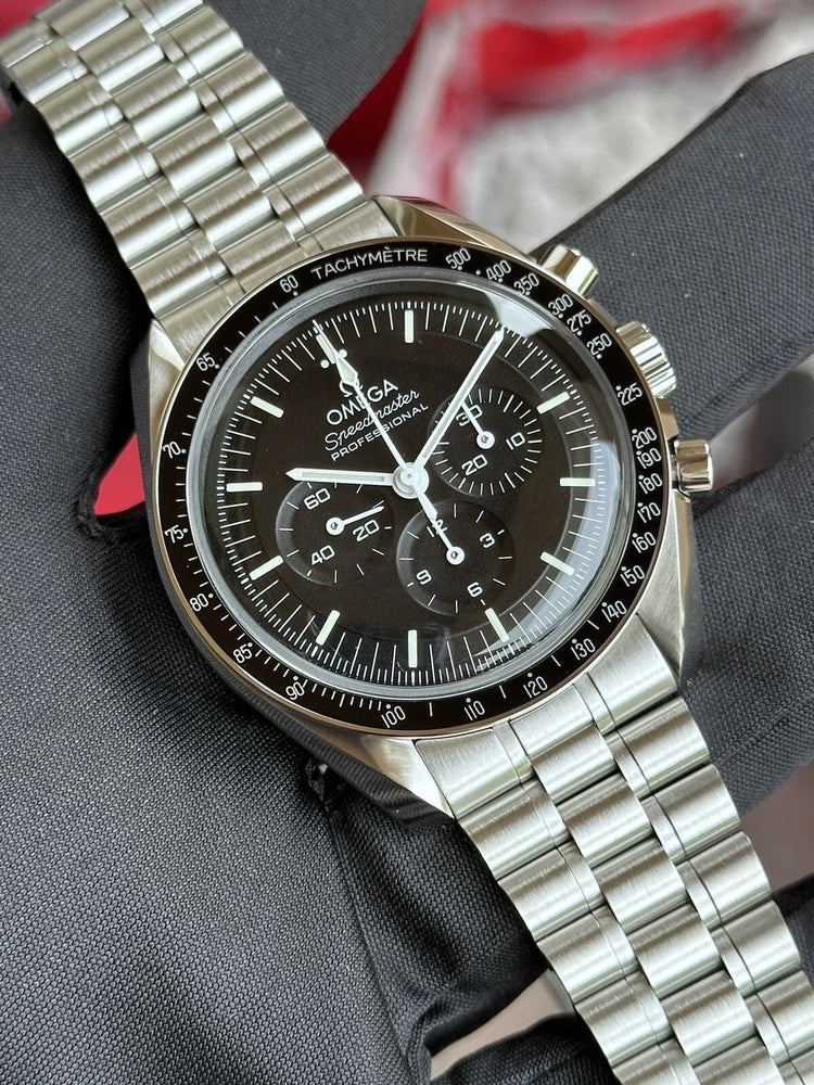 Relógio Omega Speedmaster preto com mostrador preto, cronógrafo e pulseira de aço