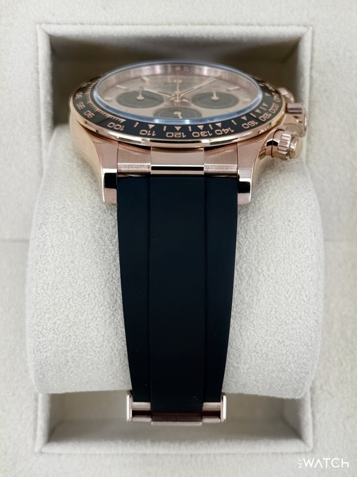 Relógio Rolex com mostrador e bisel em ouro rosé, pulseira preta na caixa