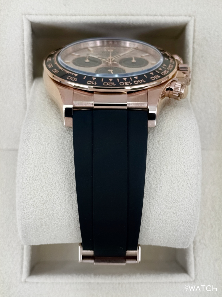 Relógio Rolex com mostrador e bisel em ouro rosé, pulseira preta na caixa