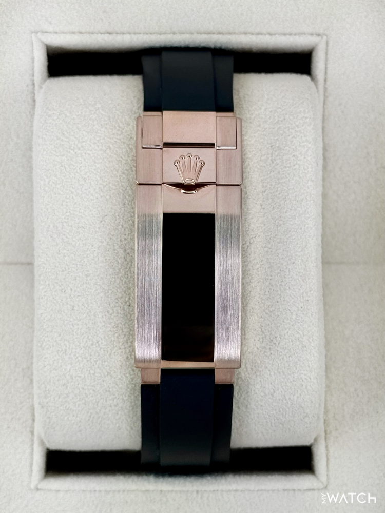 Relógio Rolex com caixa em ouro rosé, pulseira preta e fivela metálica