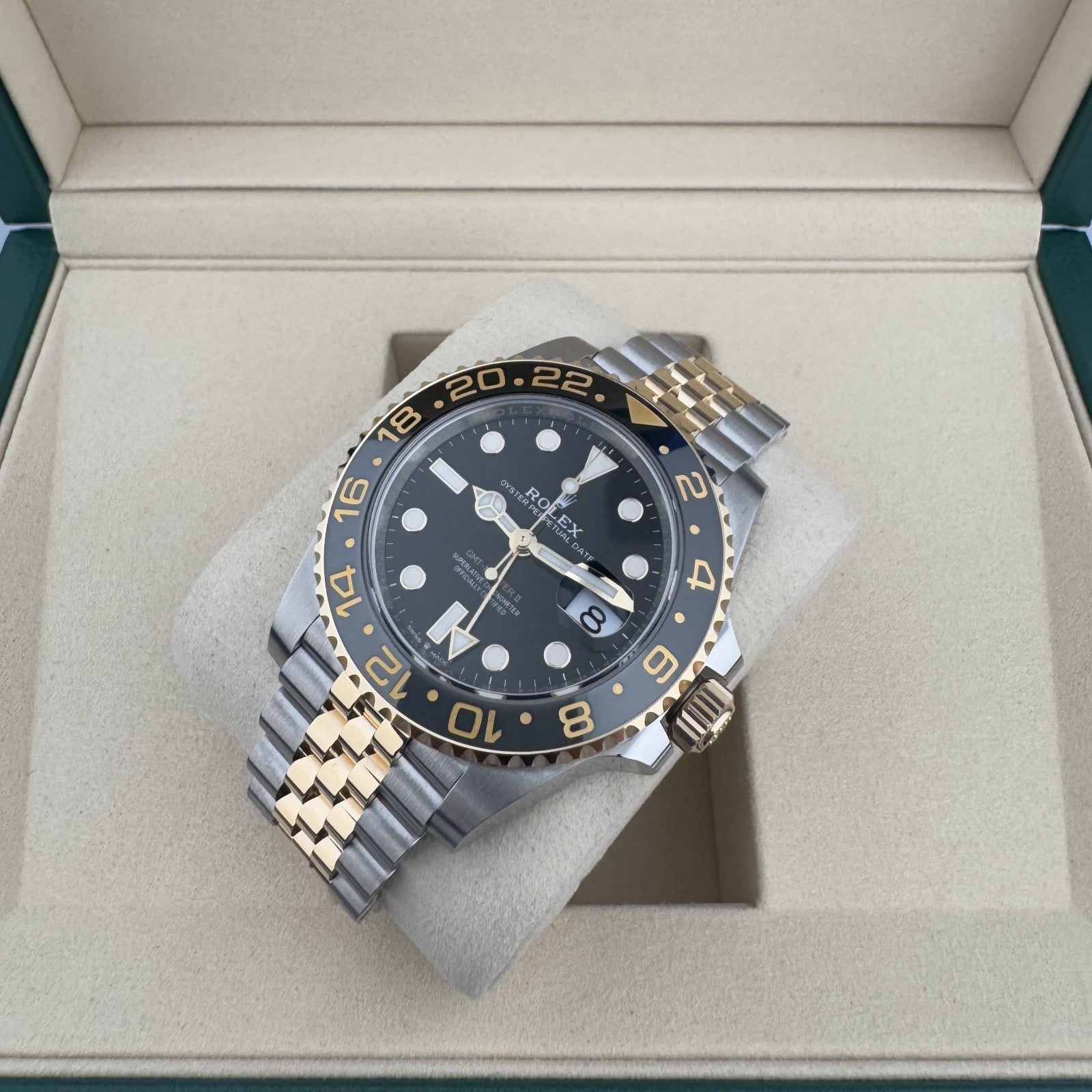 Relógio Rolex GMT com mostrador preto, luneta azul e pulseira bicolor